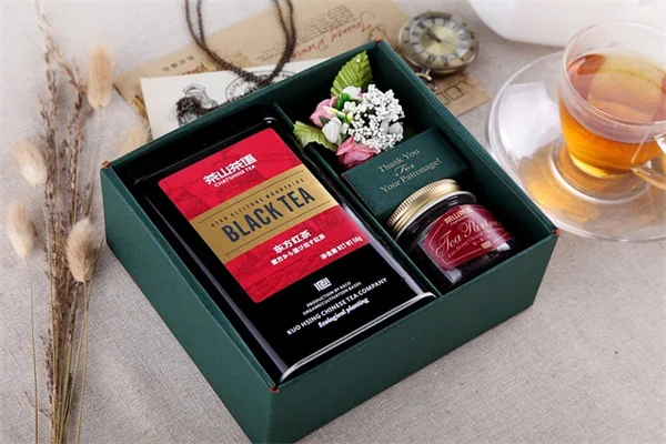 ガイ・リッチーの農場風スタイルを再現！グリーンガラスの花瓶×白い花のコーディネート術