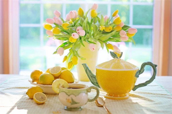 ガイ・リッチーの農場風スタイルを再現！グリーンガラスの花瓶×白い花のコーディネート術